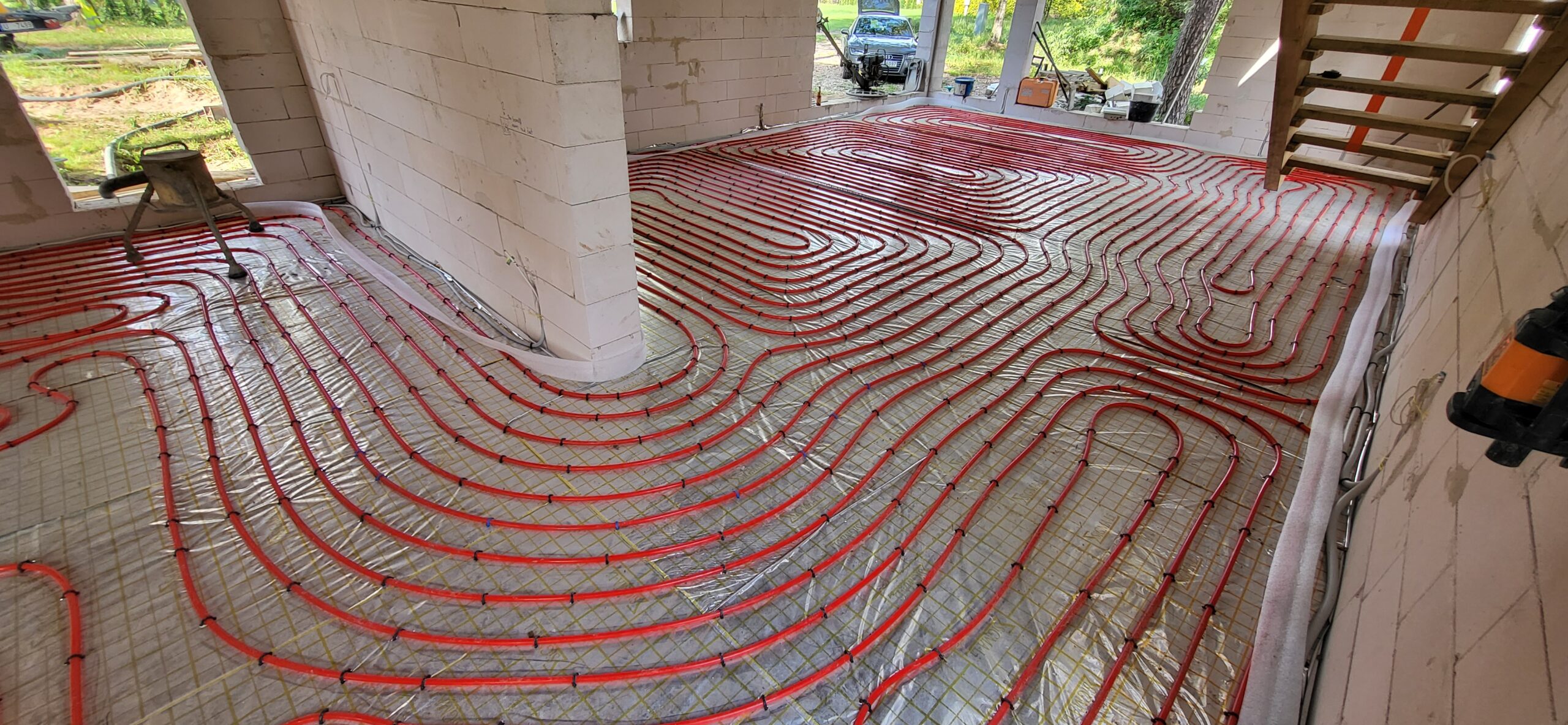 underfloor heating pipe installation